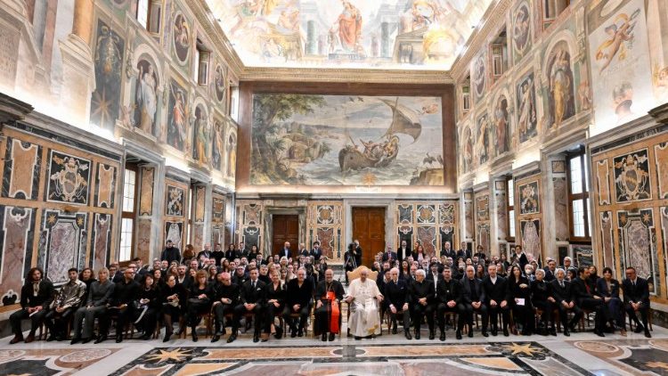 वाटिकन में 2022 क्रिसमस संगीत कार्यक्रम में प्रदर्शन करने वाले कलाकारों के साथ संत पापा फ्राँसिस