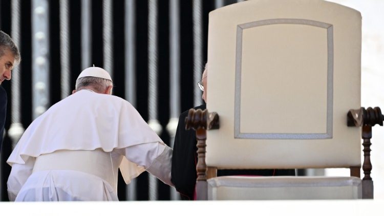 Papst Franziskus verlässt das Podium nach einer Generalaudienz auf dem Petersplatz