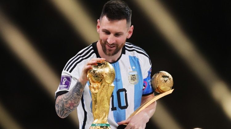 Lionel Messi und der WM-Pokal