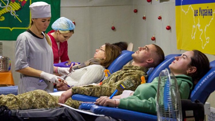 Ukraińcy oddający krew na potrzebę armii w klinice w piwnicy używanej jako schron, Charków, 20 grudnia 2022