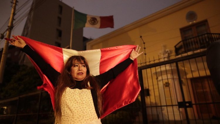 Peruaner protestieren gegen das politische Asyl für den abgesetzten Präsidenten Castillo, das Mexiko ihm angeboten hat 