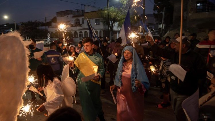 Huéspedes de La Casa del Migrante celebran la tradicional posada en Saltillo, Mexico