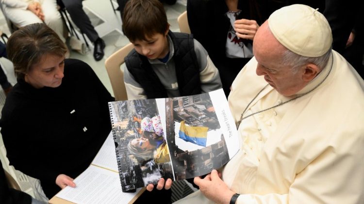 Ukrainische Kinder bei der Generalaudienz mit Papst Franziskus