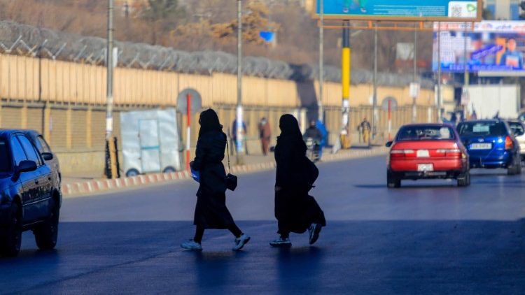 Des étudiantes afghanes devant l'Université de Kaboul, le 21 décembre 2022. 