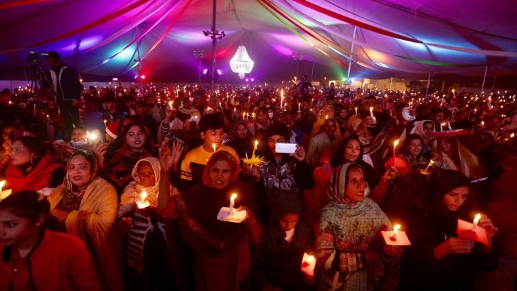 La minoría cristiana en Lahore participa en una celebración en vísperas de la Navidad