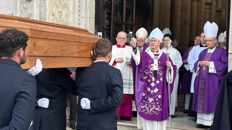 L'arcivescovo di Torino monsignor Repole benedice la bara del cardinale Poletto alle esequie a Torino