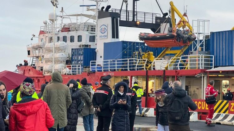 La nave Sea Eye 4 attracca il 23 dicembre alla banchina del porto di Livorno con persone migranti a bordo
