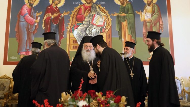 Naujasis Kipro ortodoksų arkivyskupas Georgijus (centre)