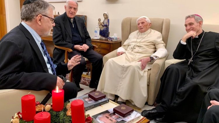 Le Père Federico Lombardi (deuxième à gauche) chez le Pape émérite, quelques jours avant Noël.