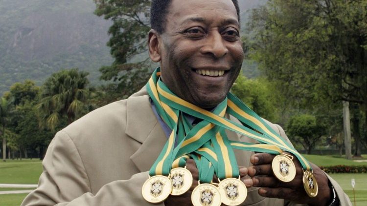Photo d'archive du 22 décembre 2010, d'Edson Aramtes do Nascimento, connu sous le nom de Pelé, avec ses six médailles de champion du Brésil lors d'une cérémonie à Rio de Janeiro.