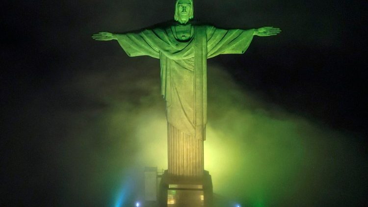 La estatua de Cristo Redentor iluminada en homenaje al astro brasileño