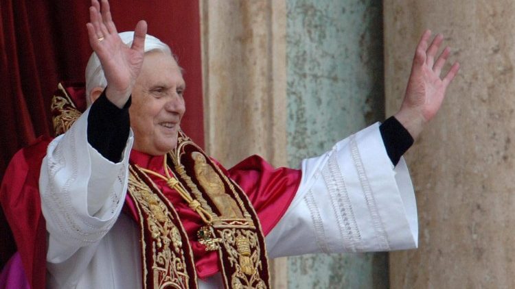 Benedikt 2005 nach seiner Wahl zum Papst