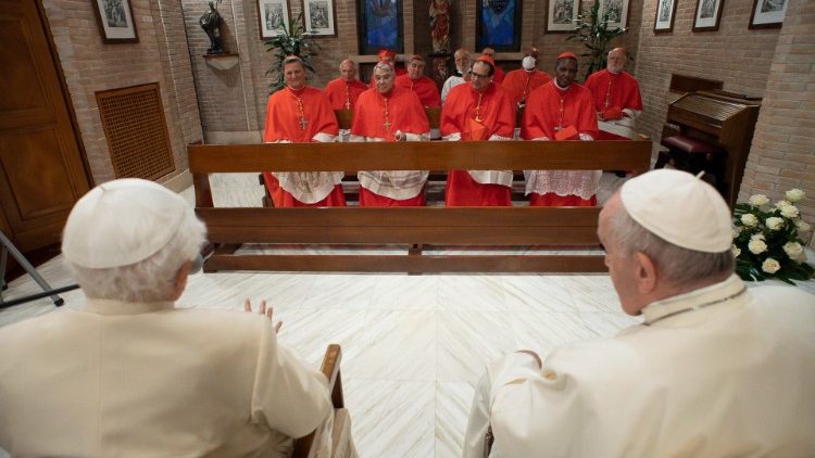 Ein emeritierter und ein amtierender Papst empfangen Kardin?le
