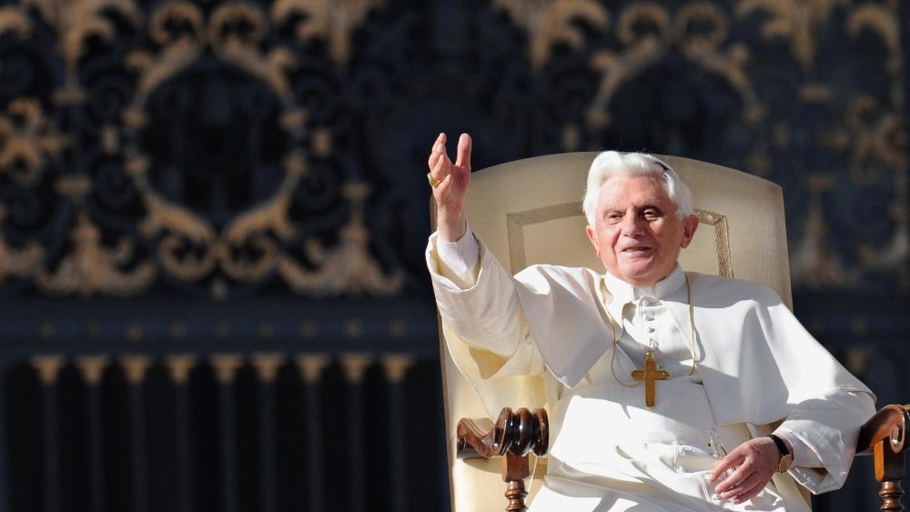 Le Pape mrite Beno?t XVI lors d'une audience en 2009.