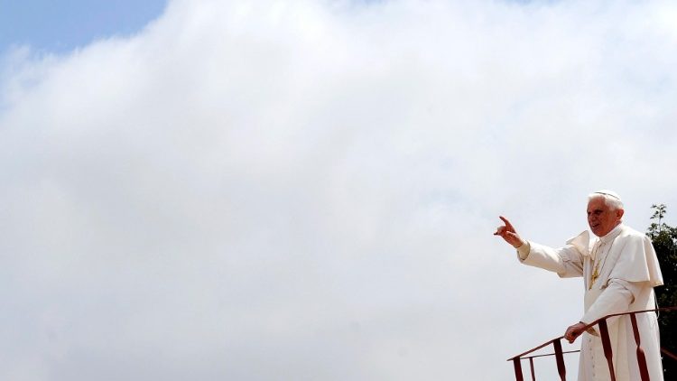 Le Pape Benoît XVI sur le Mont Nebo, lors de son voyage apostolique en Jordanie en 2009.
