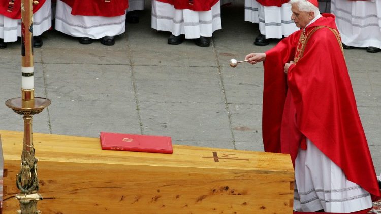 Funerali i Gjon Palit II, kremtuar nga Papa i ardhshëm Benedikti XVI