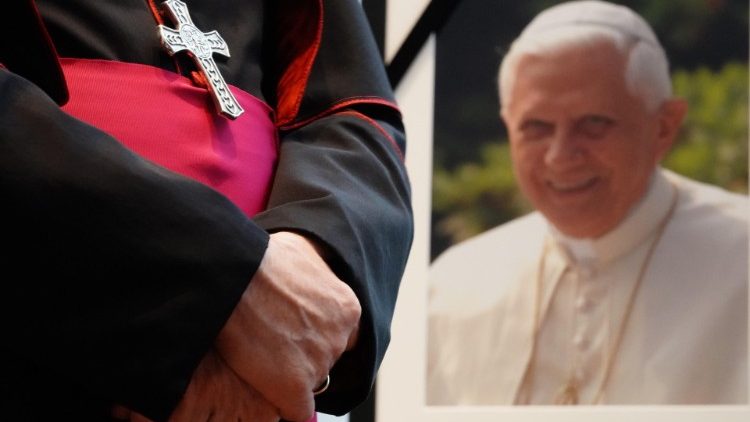 Kondolenzbuch fr den ehemaligen Papst Benedikt XVI. in der Apostolischen Nuntiatur in Berlin