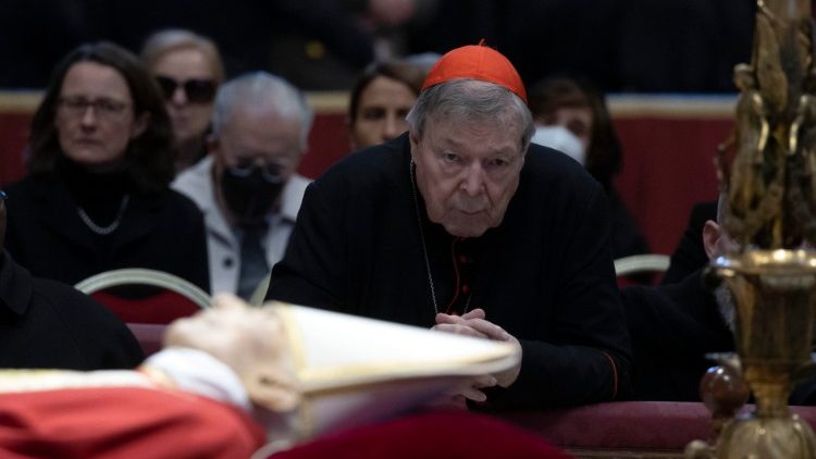 Kard. George Pell modli si? przy ciele Benedykta XVI