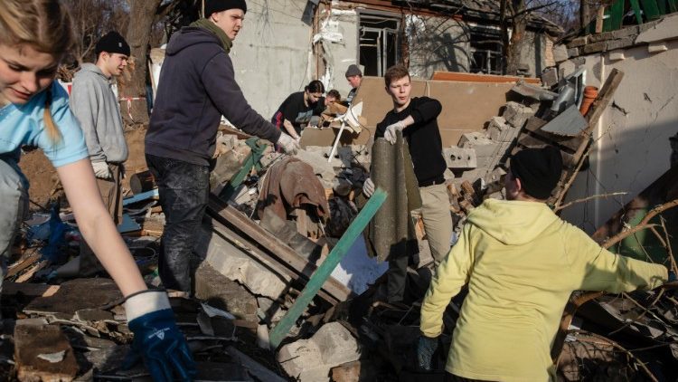 Voluntários limpam detritos no local de um ataque de míssil russo ocorrido em 31 de dezembro de 2022 em Kyiv, Ucrânia, 03 de janeiro de 2023. Mísseis russos atingiram as principais cidades da Ucrânia em 31 de dezembro, antes da celebração do Ano Novo. As tropas russas entraram na Ucrânia em 24 de fevereiro de 2022, iniciando um conflito que provocou destruição e uma crise humanitária. EPA/MIKHAIL PALINCHAK