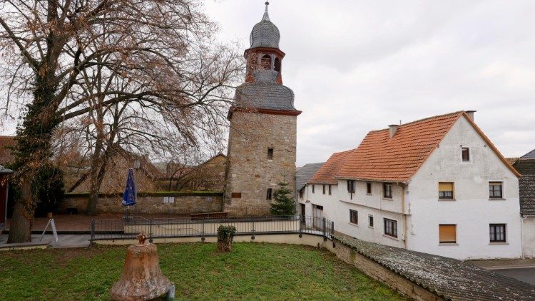 Kirchturm einer protestantischen Kirche in Gau-Weinheim