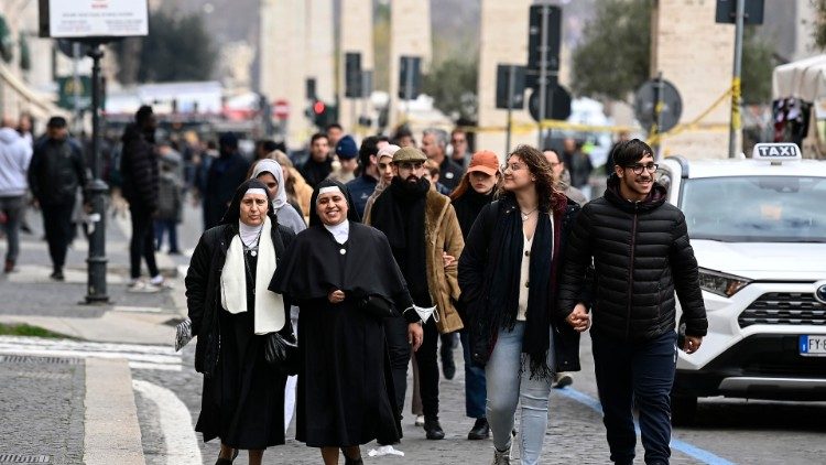 Fieles se dirigen a la Basílica Vaticana para presentar sus saludos a Benedicto XVI