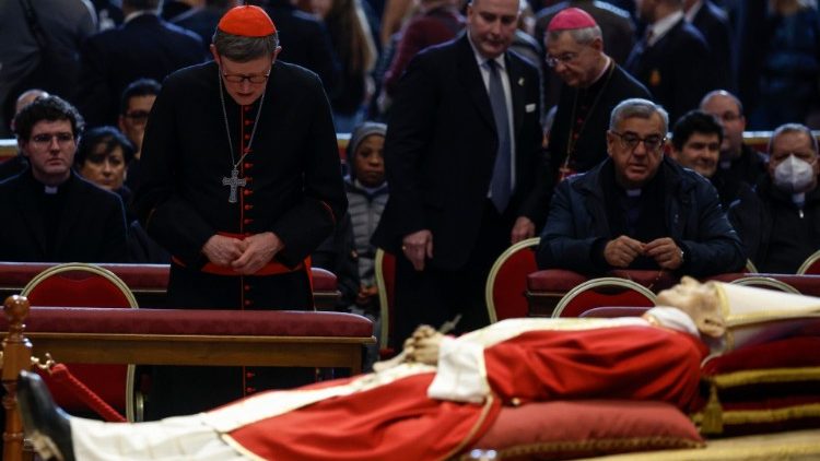 Benedek emeritus pápa felravatalozva a Szent Péter bazilikában