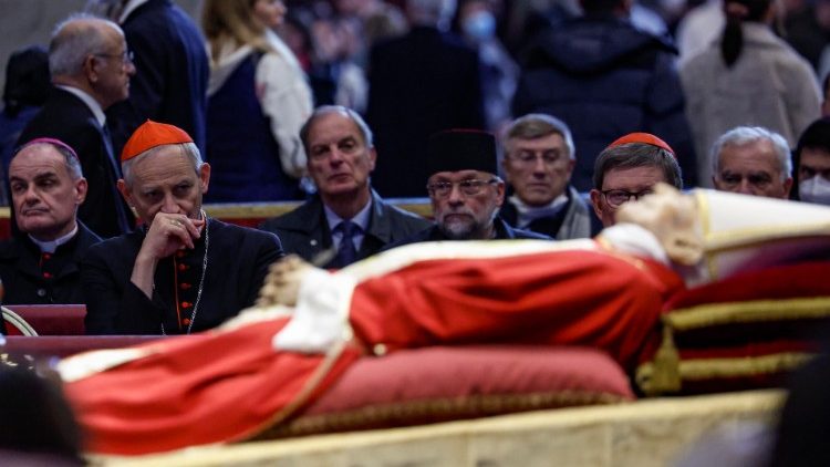Le cardinal Matteo Zuppi, archevêque de Bologne et président de la Conférence épiscopale italienne, conduit la délégation italienne venue rendre hommage au Pape émérite Benoît XVI. 