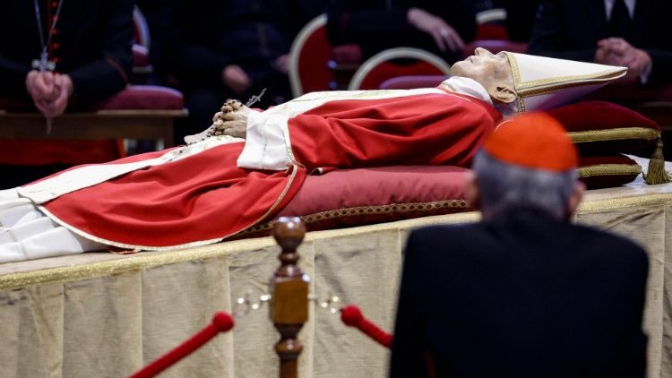 Il cardinal Zuppi in preghiera davanti alla salma di Benedetto XVI
