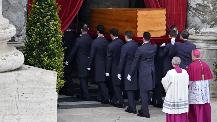 XVI. Benedek koporsóját a bazilika grottájába viszik    