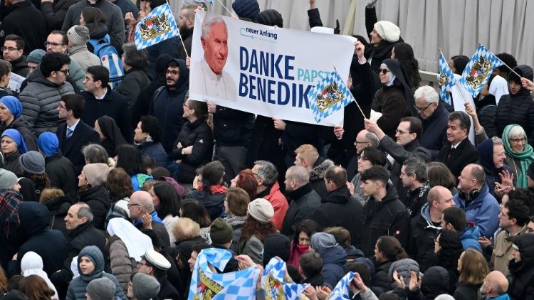 Teilnehmer des Requiems für Benedikt XVI. danken dem Papst auf Deutsch