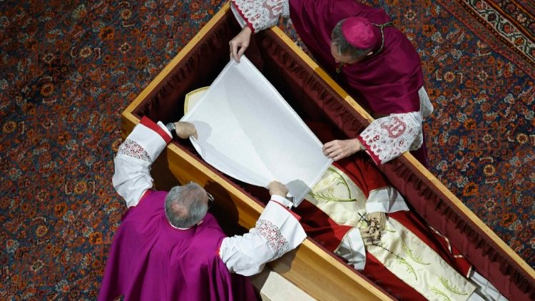 El cierre del ataúd de Ratzinger.