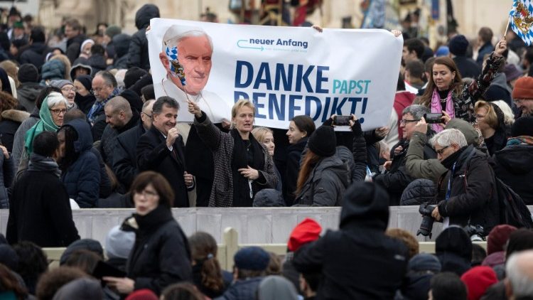 Wierni dzi?kuj? na pogrzebie Benedyktowi XVI