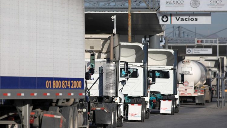 Camion alla frontiera tra Messico e Stati Uniti