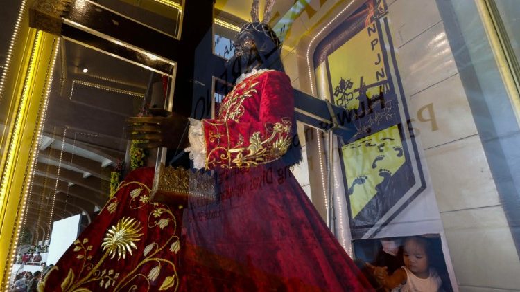 La statue du Nazaréen Noir, exposée dans un stade de Manille, le 7 janvier.