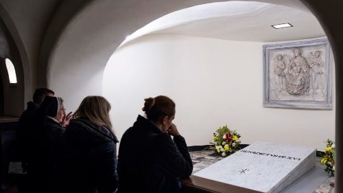 No 30° dia de falecimento de Bento XVI, a Missa celebrada por Dom Gänswein nas Grutas Vaticanas