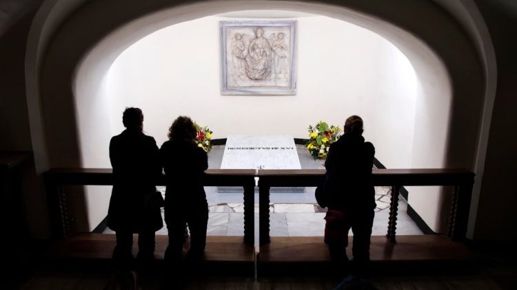 Fiis em ora??o diante do tmulo de Bento XVI