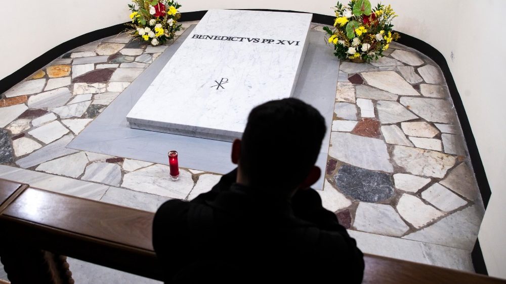 La tumba de Benedicto XVI en las Grutas vaticanas
