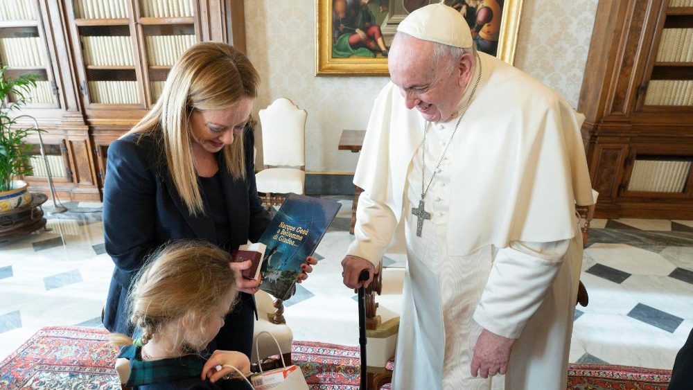 Papa Francisco e Giorgia Meloni com a filha