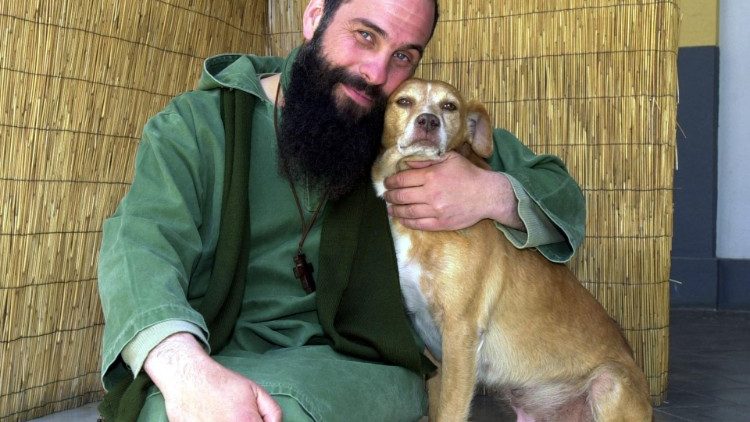 Un giovane Biagio Conte, per le strade di Palermo negli anni '90, con il suo cane Libertà