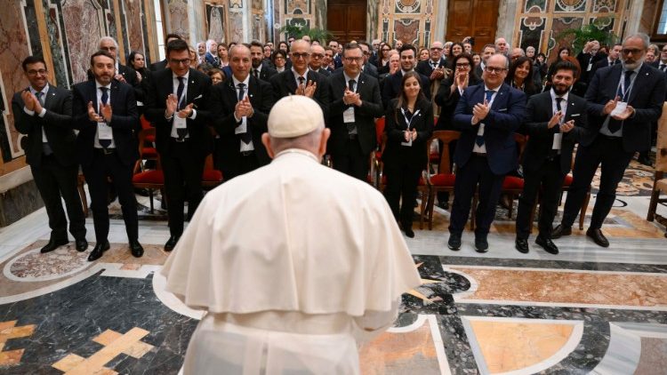 Le Pape François et les membres de la Fédération nationale des ordres des techniciens en radiologie médicale et des professions de santé techniques, de réadaptation et de prévention, le 16 janvier 2023. 
