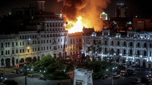 In Perù manifestazioni a Lima, nuova vittima al sud. Assaltati due aeroporti