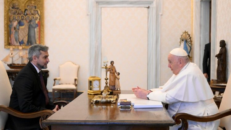 Papa priti në audiencë presidentin e Paraguajt