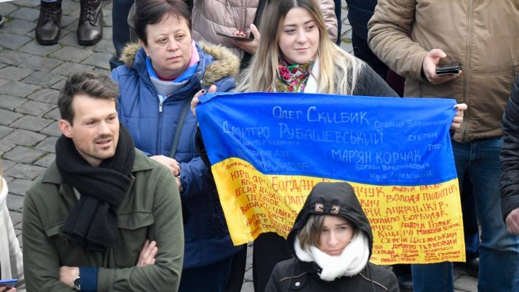 Ukraicy na Placu ?w. Piotra podczas modlitwy Anio? Paski, 22 stycznia 2023