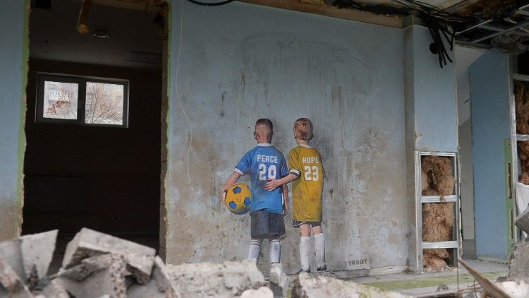 Um grafite assinado por TVBOY na parede de um estádio danificado na cidade de Irpin, perto de Kyiv, Ucrânia, 28 de janeiro de 2023 em meio à invasão russa. TVBOY é o pseudônimo de Salvatore Benintende, o artista urbano italiano de 42 anos que mora em Barcelona. Ele foi convidado para ir à Ucrânia pela fundação Cesvi, uma das maiores organizações humanitárias da Itália, e visitou as cidades de Bucha e Irpin. Bucha e Irpin, assim como outras cidades e vilarejos na parte norte da região de Kyiv, tornaram-se campos de batalha e foram fortemente bombardeados quando as tropas russas tentaram chegar à capital ucraniana, Kyiv, em fevereiro e março de 2022. EPA/ANDRII NESTERENKO