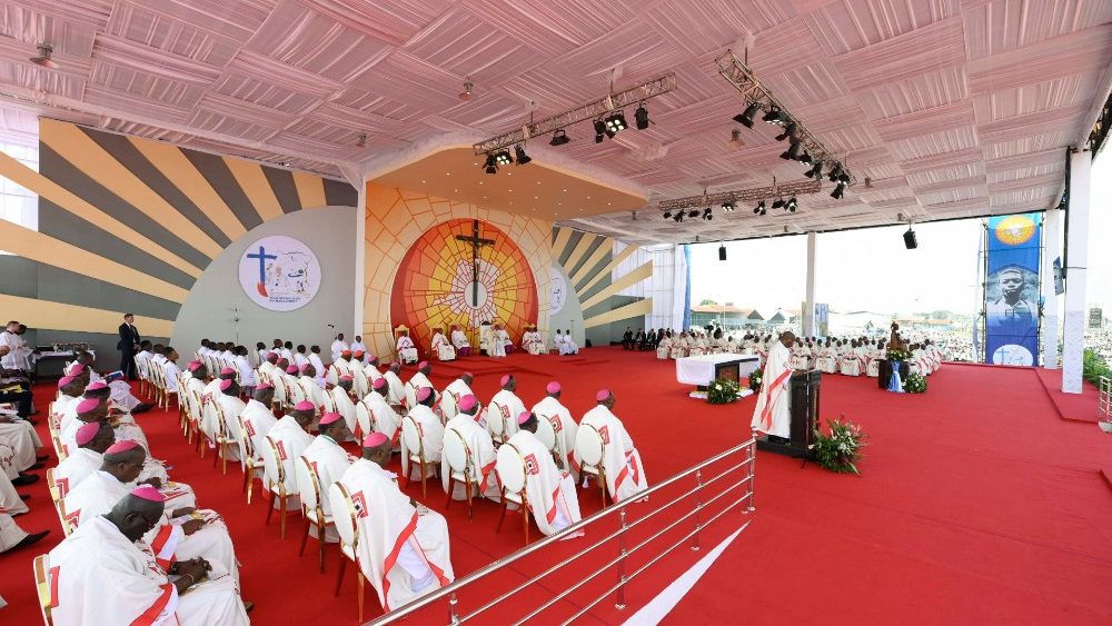 Papa: pi� di un milione di fedeli alla messa a Kinshasa