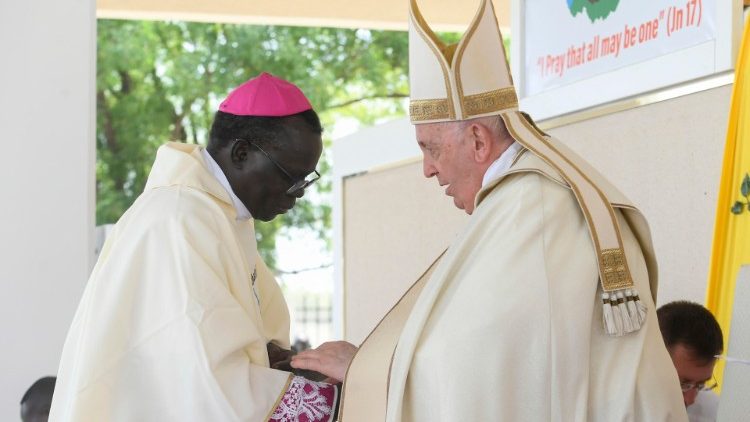 Pape? Fran?i?ek se zahvaljuje jubskemu nad?kofu Stephenu Ameyu Martinu Mulli.