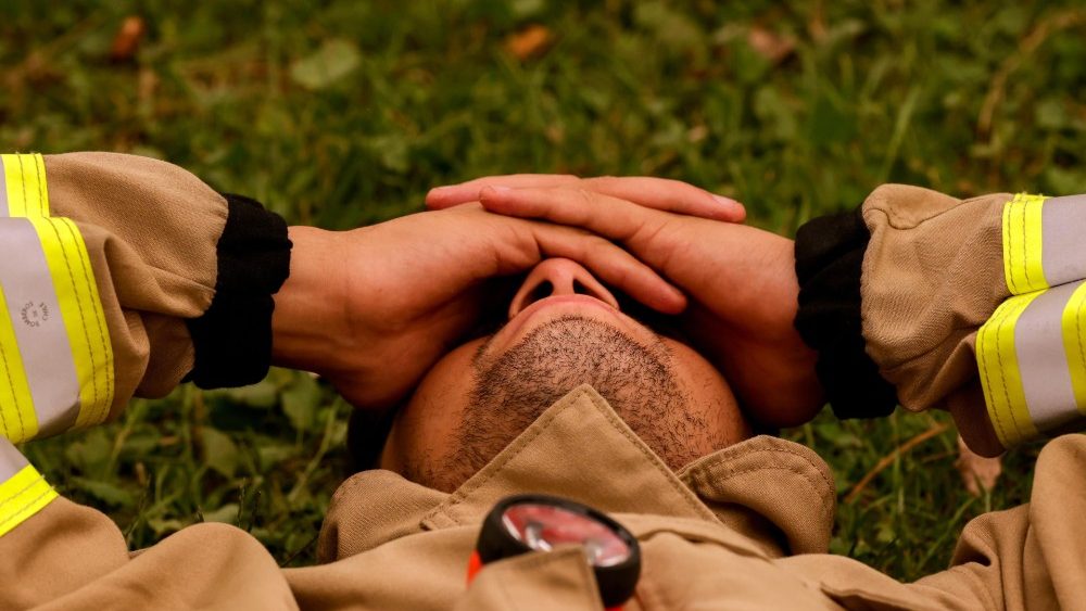 Um bombeiro descansa aps esfor?os para apagar um incndio, em Santa Juana, Chile, 05 de fevereiro de 2023. Mais de 800 pessoas ficaram desabrigadas no Chile devido a incndios florestais que duram trs dias no centro do Chile, com as chamas ainda avan?ando da serra em dire??o ao mar na regi?o do Biobio. EPA/Esteban Paredes Drake