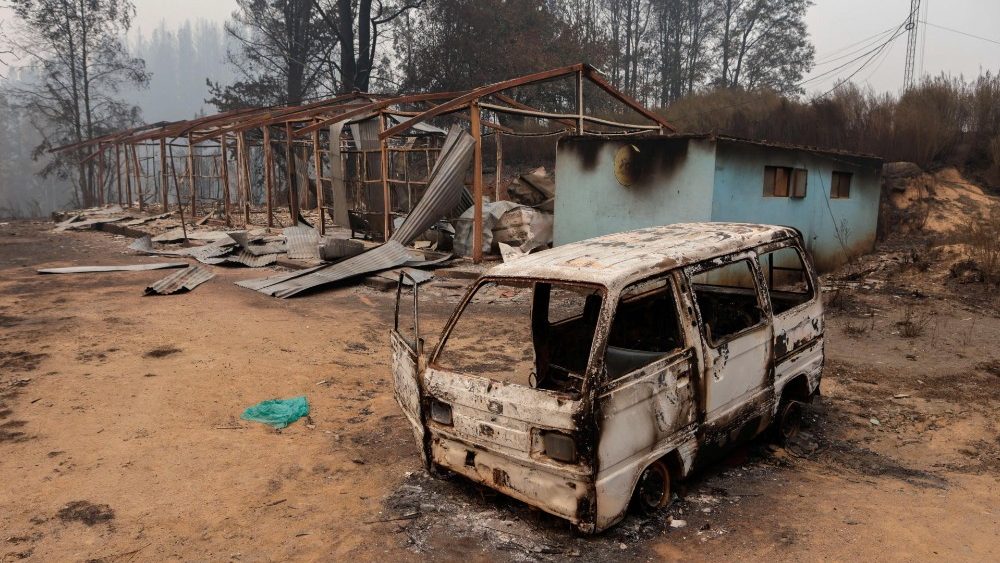 Danos e destro?os s?o espalhados no ch?o aps um incndio, em Santa Juana, Chile, 05 de fevereiro de 2023. Mais de 800 pessoas ficaram desabrigadas no Chile devido a incndios florestais que duram trs dias no centro do Chile, com as chamas ainda avan?ando da serra em dire??o ao mar na regi?o do Biobio. EPA/Esteban Paredes Drake