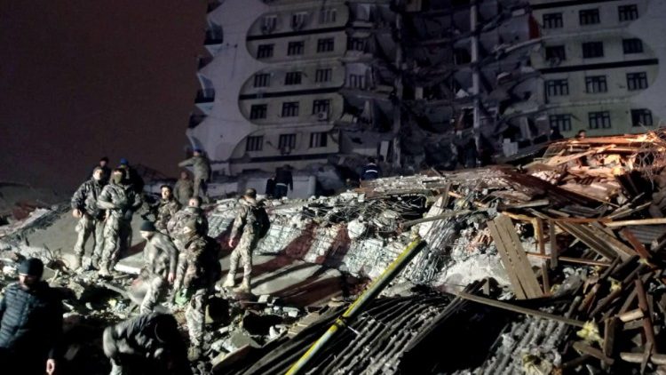 Destruccin y centenares de muertes tras el terremoto en la frontera entre ճܰܨ y Siria en la madrugada del lunes 6 de febrero
