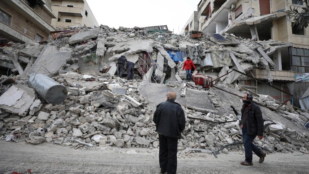  Equipes de resgate trabalham no local de um prdio que desabou aps um terremoto na cidade de Armanaz, provncia de Idlib, Sria, 06 de fevereiro de 2023. EPA/YAHYA NEMAH